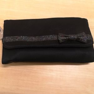 Makeup brush roll kit from The Body Shop with 4 brushes